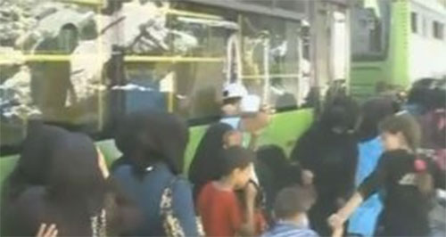 Civiles sirios huyen de los barrios del este de Alepo